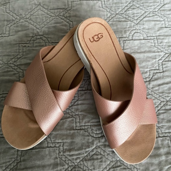 ugg flip flops rose gold